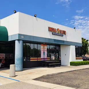 the outside of the restaurant