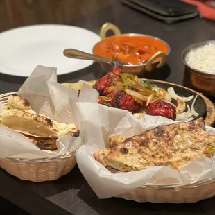 Butter chicken with Tabdoori chicken and garlic naan