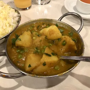 Potatoes/peas in a sauce.