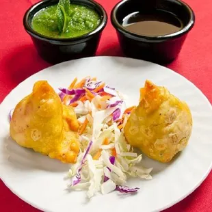 ALOO SAMOSAS Crisp pastry stuffed with delicately spiced peas and potatoes (2 pcs)