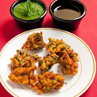 MIX VEGETABLE PAKORAS
Bite sized mixed vegetables lightly fried in a chickpea batter (6 pcs)