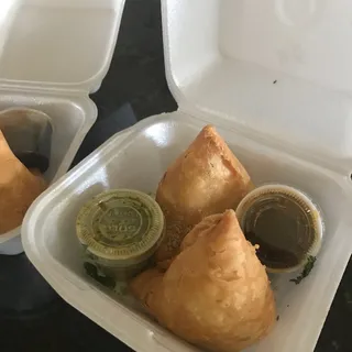 2 Pieces Vegetable Samosa