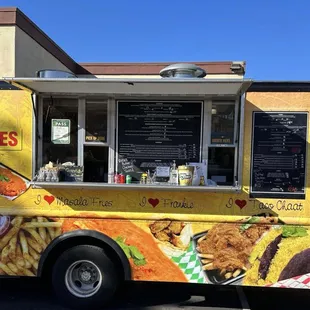 Food truck parked at the Factory Outlets in Folsom