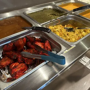 Lunch buffet: Tandoori Chicken, Gobi masala...i