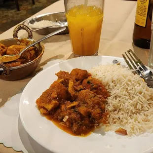Chicken vindaloo with mango juice.