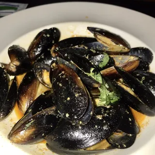 Spicy Steamed Mussels*