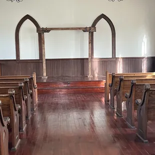 empty church pews