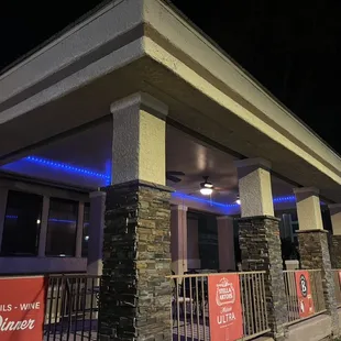 the outside of a restaurant at night
