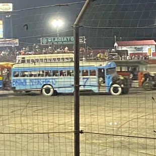 Bus figure 8
