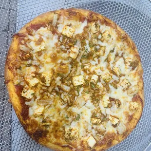 Paneer tikka pizza with some vegetables toppings