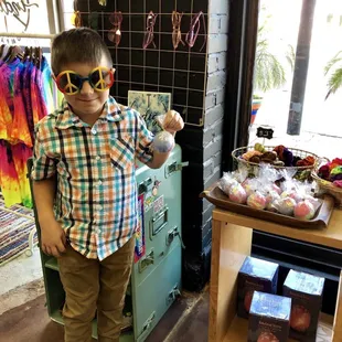 Rory is 7 and makes our Bugga Bombs!