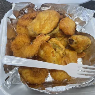 food, chicken wings and fried chicken