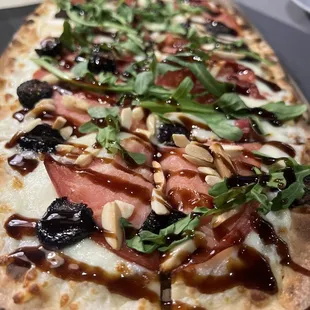 Goat cheese and prosciutto pizza