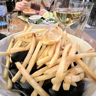 Mussels in a White Wine Sauce & Fries