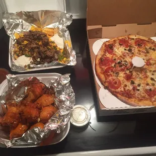 Pep and mush pizza, mild wings, and philly potato bowl. Pretty good and I'm not even drunk(yet).