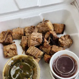 15 dollars for burnt ends and 1 very small side