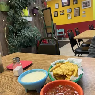 Chips salsa queso