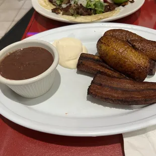 Platano Frito Con Frijoles y Crema