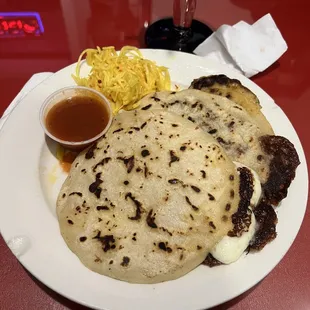 Revuelta, queso, Frejoles y Queso Pupusa