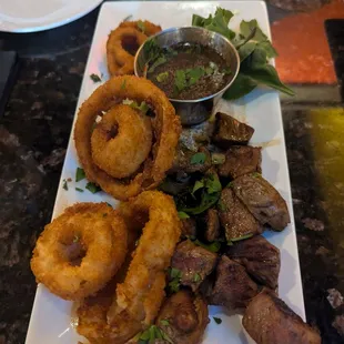 Steak bites with onion rings