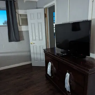 Flat screen tv, heating and air