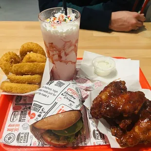 food, chicken wings and fried chicken