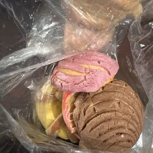 Fresh! Empanadas were still warm! The rolls were soft! All the pan I picked was delicious! Always a #1 stop