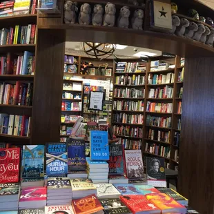 Creative way to use up that tiny location. So cozy.