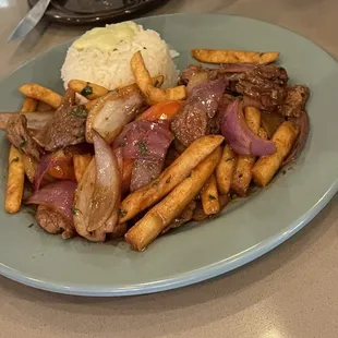 Lomo saltado.