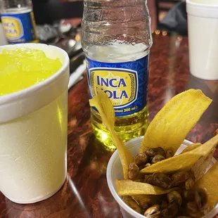 Cancha serrana y chifles mientras esperas. / Peruvian corn and plantains while you wait. Thank you.
