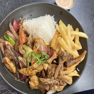 Lomo saltado 10/10.