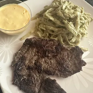 Tallarín verde con bistec (fettuccine with pesto and grilled steak) and mousse de maracuyá (passion fruit mousse)