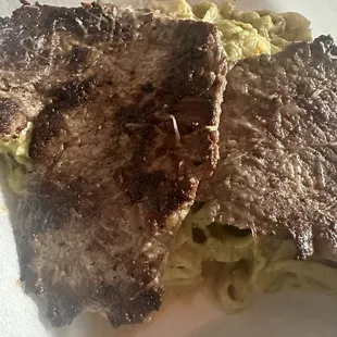 Tallarín verde con bistec (fettuccine with pesto and grilled steak)