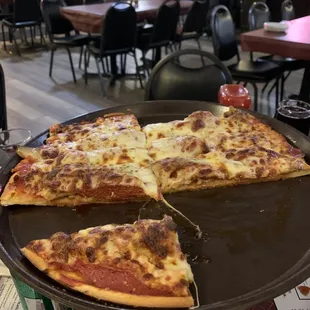 Large Pizza with Mushrooms, Pepperoni, &amp; their House-Made (Spicy) Italian Sausage. Their crust is thinner and crunchy.