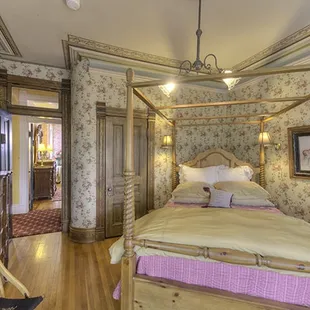 &quot;Rose Suite&quot; View from inside room looking out into center hall.
 Notice the rounded wall!