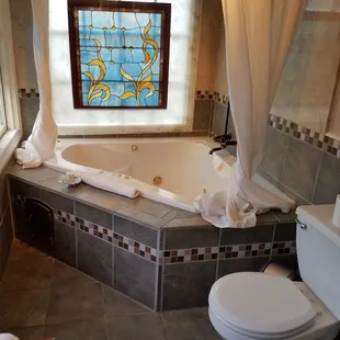 Yes a 2person jacuzzi tub