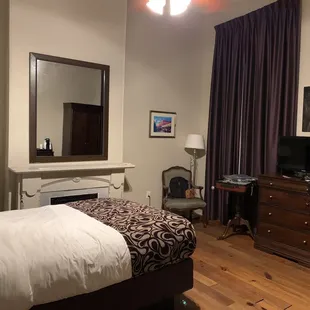 First floor room with queen bed