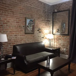 2 bdrm suite living room