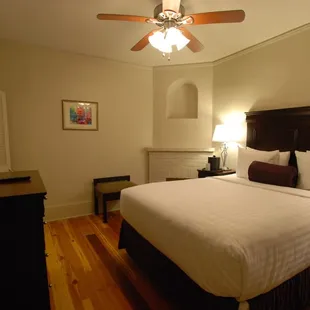 Deluxe Queen Guestroom