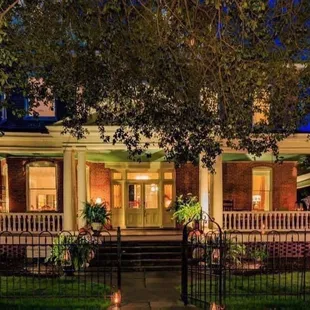 The Lords Proprietor's House at the Inn has eight guest. Each has an en-suite bath and includes complimentary breakfast each morning.