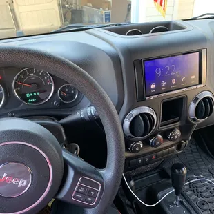 Home screen of the Sony 5000 in 2017 Jeep Wrangler