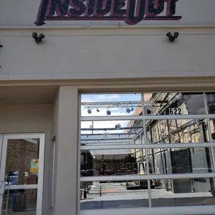 the outside of a restaurant