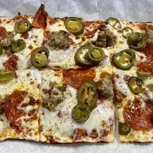 Italian sausage &amp; peperoni pizza w/jalapenos.