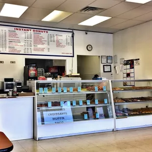 the inside of a fast food restaurant