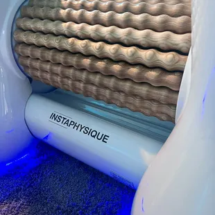 Work your fascia and lymphatic system to feel more agile, detox your body and boost your immune system. Book your full-body InstaRoll sesh!