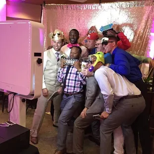 Open photobooth allows for more people to squeeze in! Perfect for large groups.