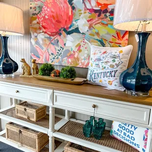 Console, lamps and decor