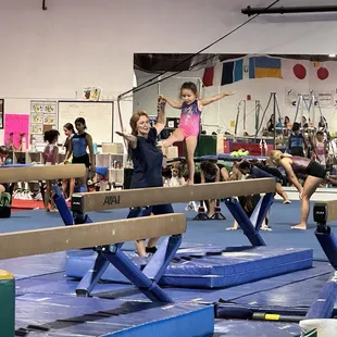 Balance beam support with coach Trudi