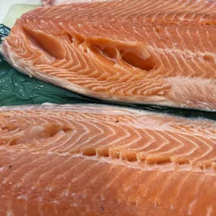Very terrible Salmon fillet for sashimi grade . Terrible broken .