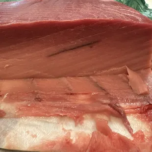 Bluefin tuna it's very terrible . Broken , cracked see pictures